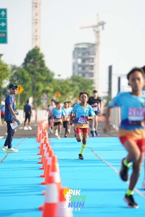 Race photo from PIK NITE RUN 2025