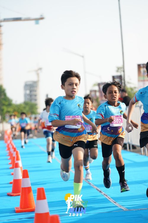 Race photo from PIK NITE RUN 2025