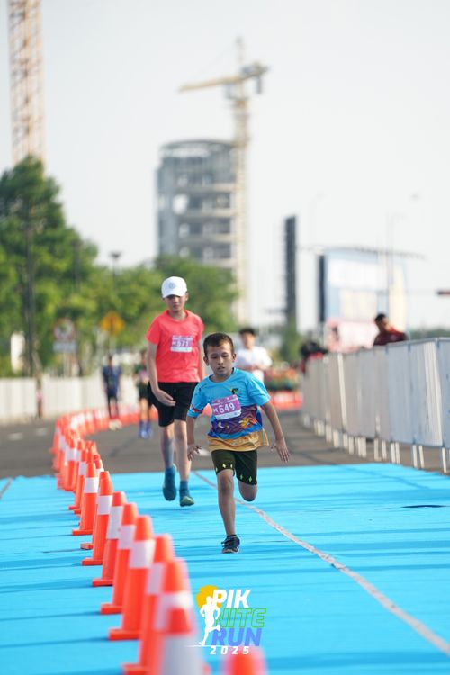Race photo from PIK NITE RUN 2025