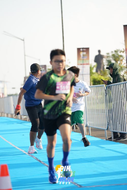 Race photo from PIK NITE RUN 2025