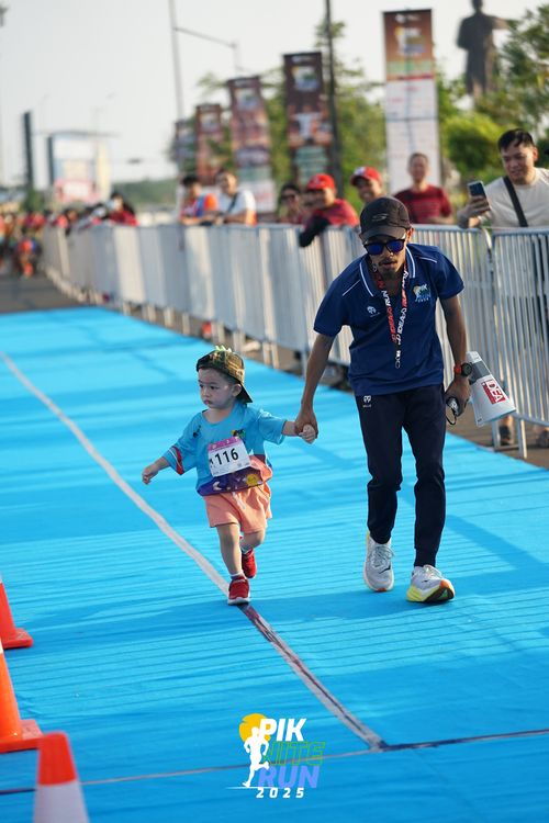 Race photo from PIK NITE RUN 2025