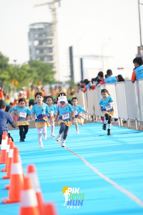 Race photo from PIK NITE RUN 2025