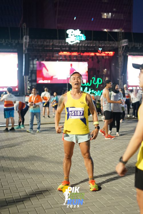Race photo from PIK NITE RUN 2025