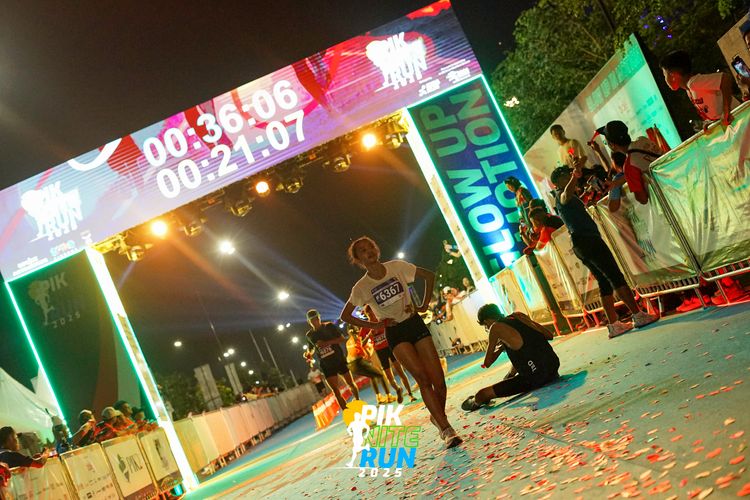 Race photo from PIK NITE RUN 2025