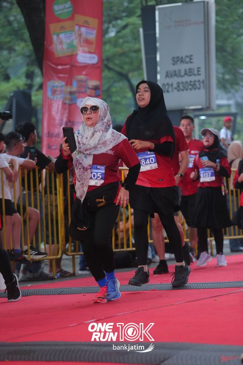 Race photo from ONE RUN 10 K