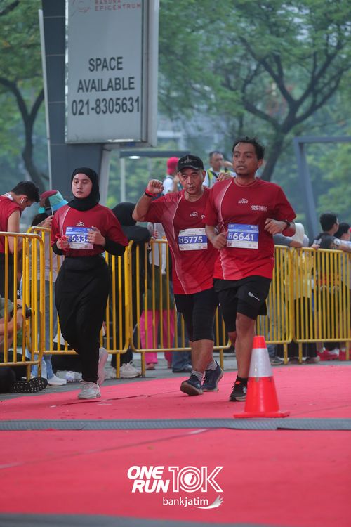 Race photo from ONE RUN 10 K