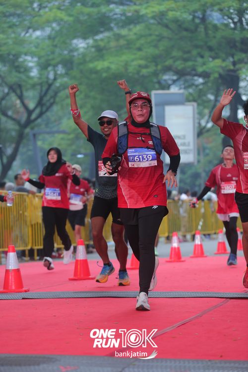 Race photo from ONE RUN 10 K