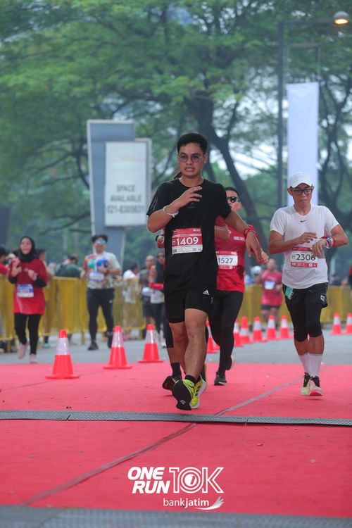 Race photo from ONE RUN 10 K