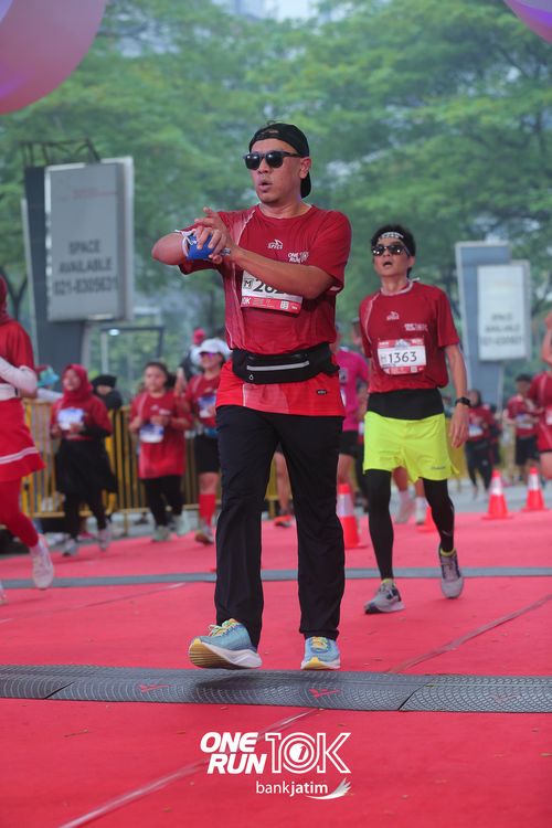 Race photo from ONE RUN 10 K