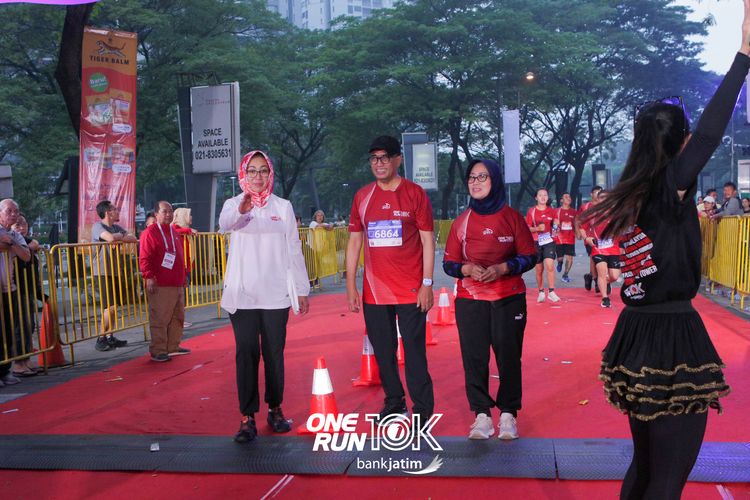 Race photo from ONE RUN 10 K