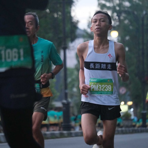 Race photo from BAUR RUN 2025