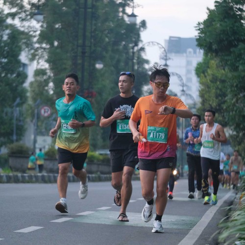 Race photo from BAUR RUN 2025