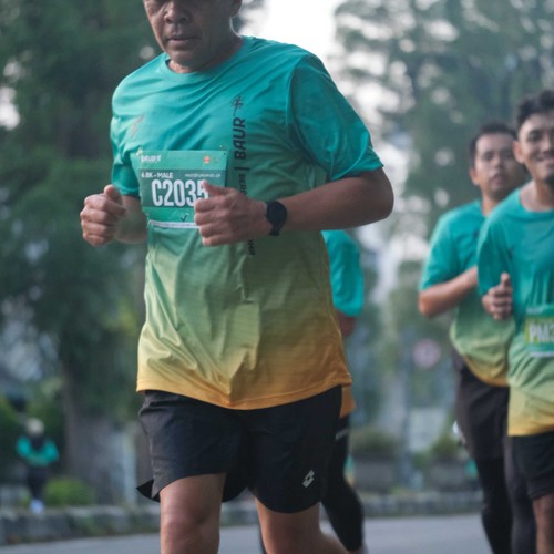 Race photo from BAUR RUN 2025