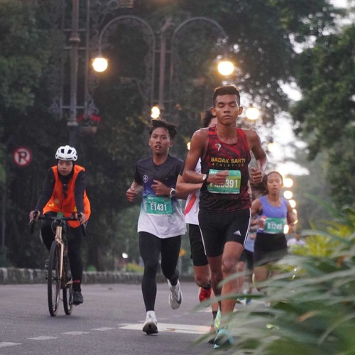 Race photo from BAUR RUN 2025