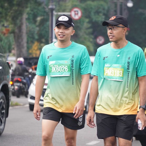 Race photo from BAUR RUN 2025