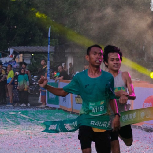 Race photo from BAUR RUN 2025