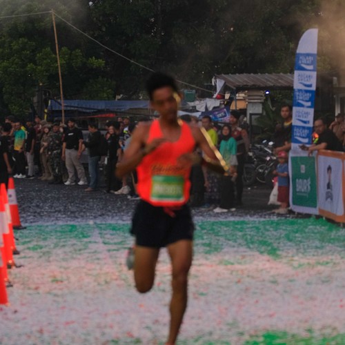 Race photo from BAUR RUN 2025