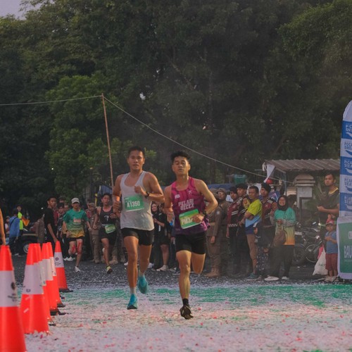 Race photo from BAUR RUN 2025