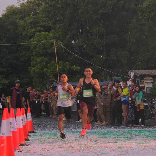 Race photo from BAUR RUN 2025