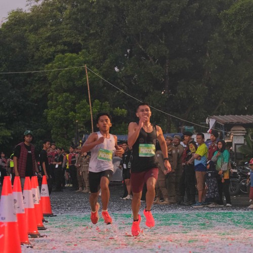 Race photo from BAUR RUN 2025