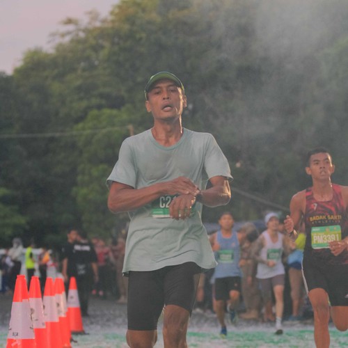 Race photo from BAUR RUN 2025