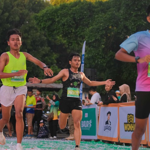 Race photo from BAUR RUN 2025