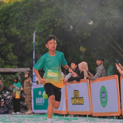 Race photo from BAUR RUN 2025