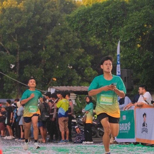 Race photo from BAUR RUN 2025