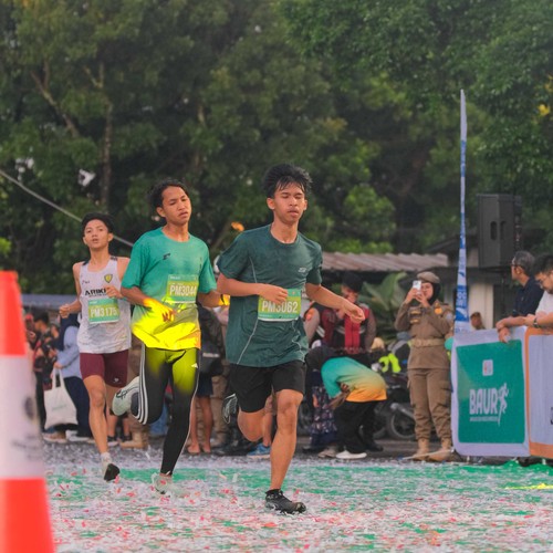 Race photo from BAUR RUN 2025