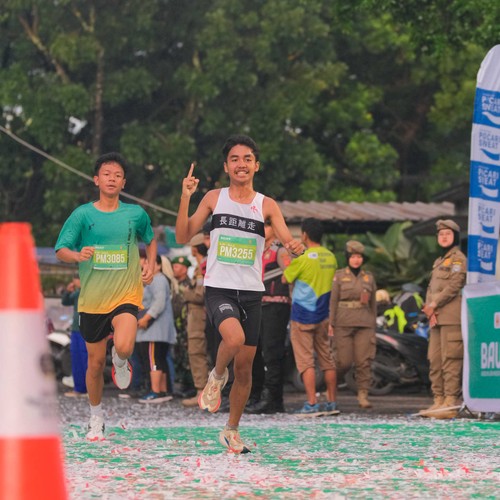 Race photo from BAUR RUN 2025