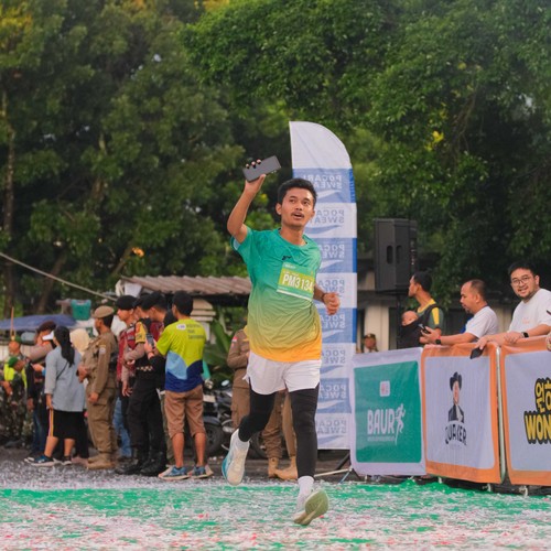 Race photo from BAUR RUN 2025
