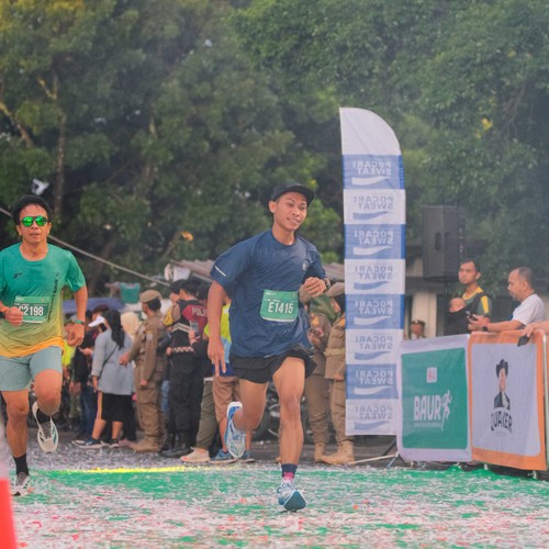 Race photo from BAUR RUN 2025