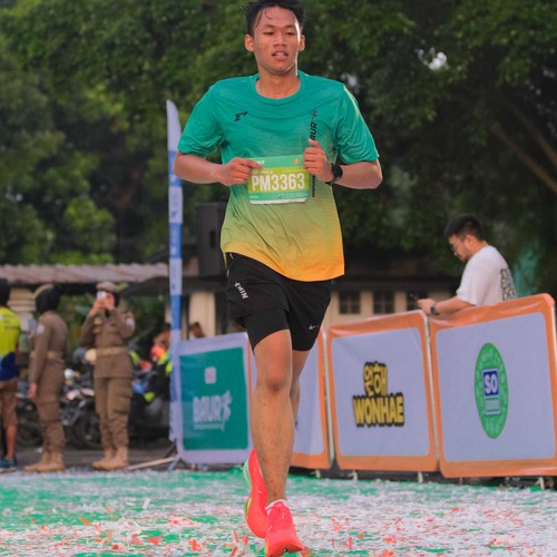 Race photo from BAUR RUN 2025