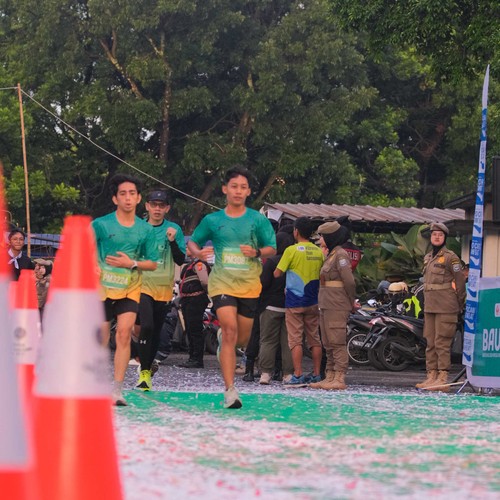 Race photo from BAUR RUN 2025