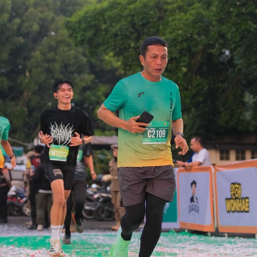 Race photo from BAUR RUN 2025