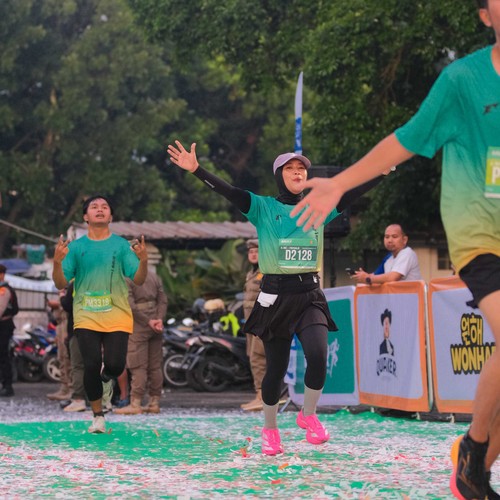 Race photo from BAUR RUN 2025