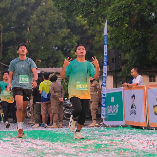 Race photo from BAUR RUN 2025