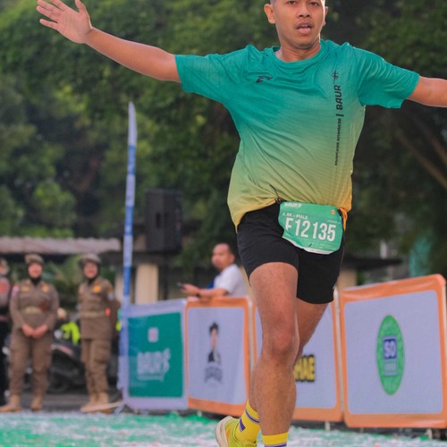 Race photo from BAUR RUN 2025