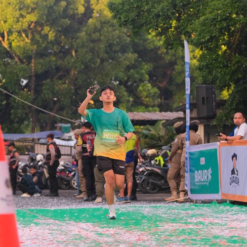 Race photo from BAUR RUN 2025