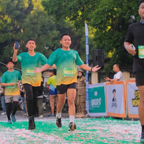 Race photo from BAUR RUN 2025