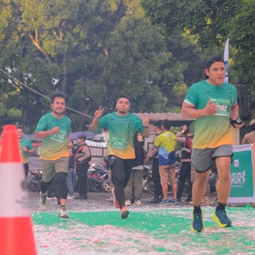 Race photo from BAUR RUN 2025