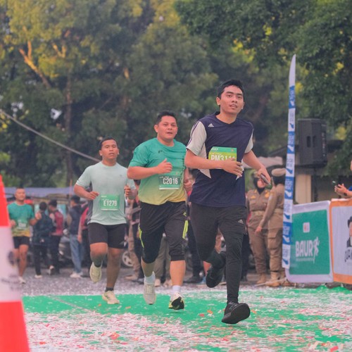 Race photo from BAUR RUN 2025