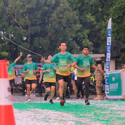 Race photo from BAUR RUN 2025