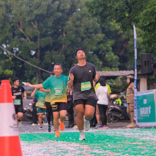 Race photo from BAUR RUN 2025