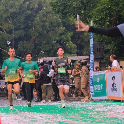 Race photo from BAUR RUN 2025