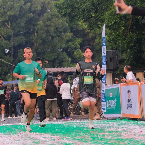 Race photo from BAUR RUN 2025