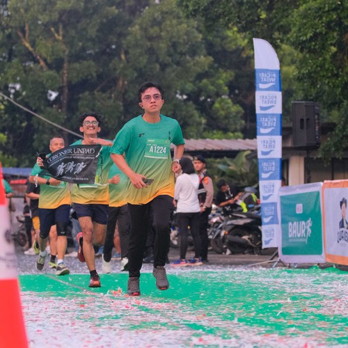 Race photo from BAUR RUN 2025