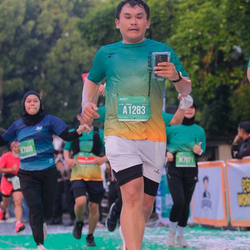 Race photo from BAUR RUN 2025