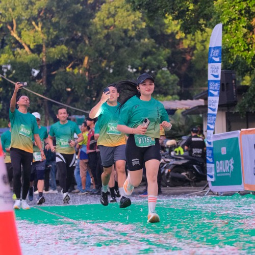 Race photo from BAUR RUN 2025
