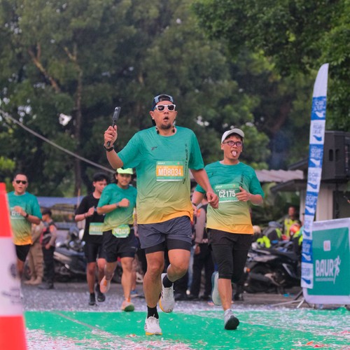 Race photo from BAUR RUN 2025
